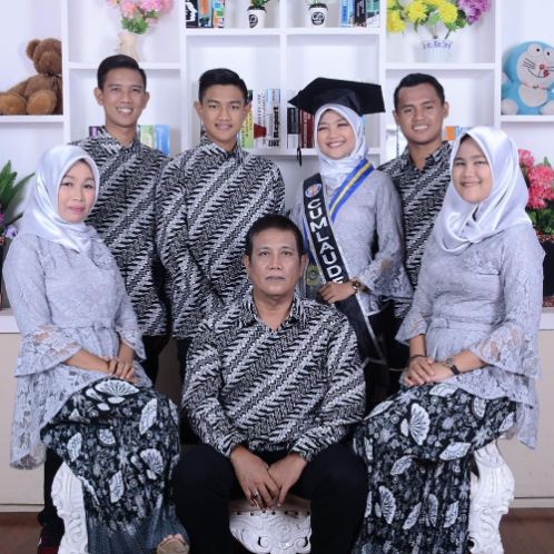 Seragam Batik Keluarga Untuk Wisuda